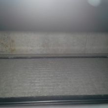 Umazan filter konvektorja nad stropom v hotelu